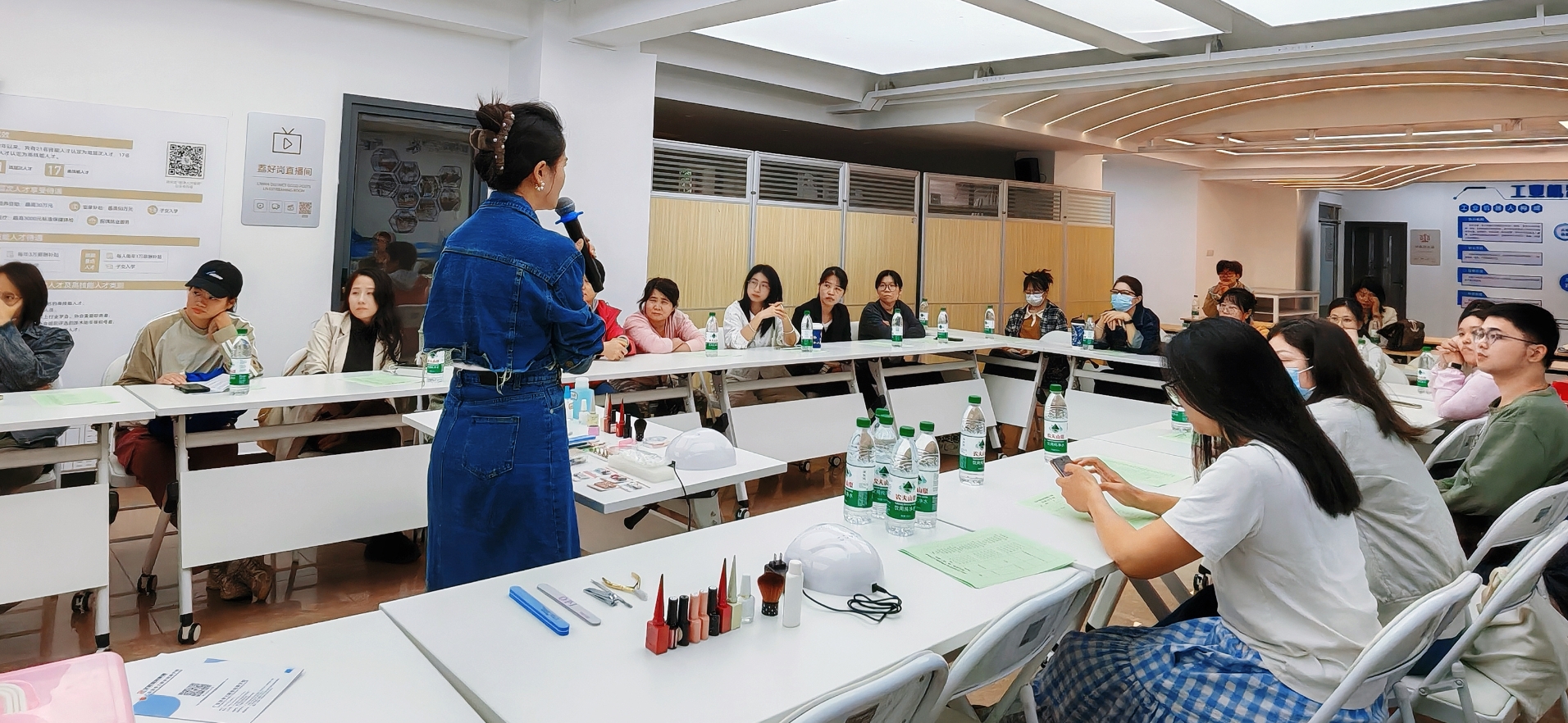 广东省华大学校美妆公益课堂